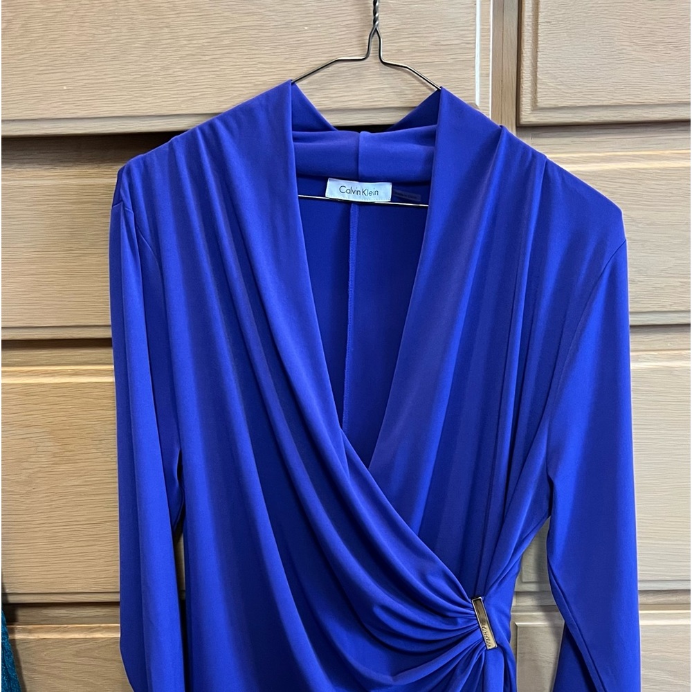 Calvin Klein Top. Blue. Flattering design. L
